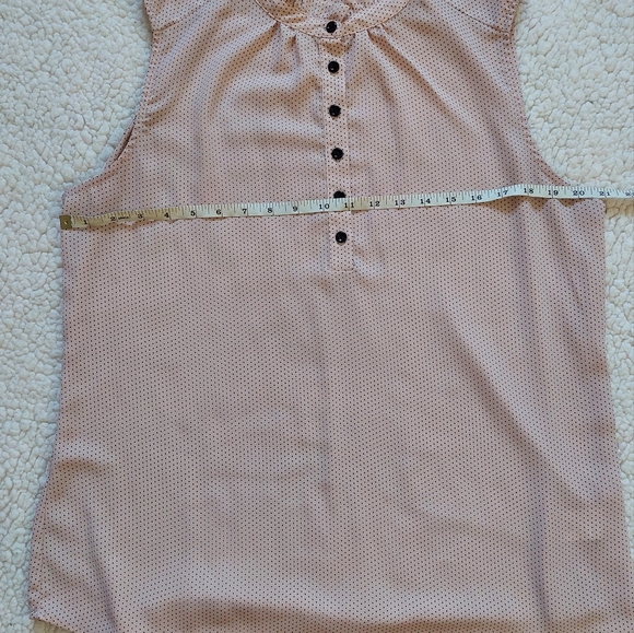 Pink sleeveless flowy summer blouse with black polka dots and high neckline - Picture 4 of 5